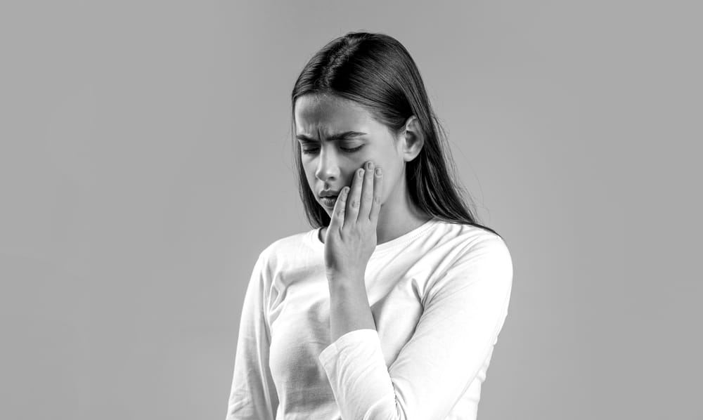 Tooth_decay_myths_Dentist_Laval_440 A woman has toothache possibly causes by cavities